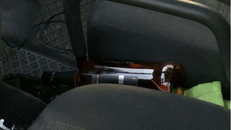 Flaskan med whisky låg mellan sätena i lastbilen. Enligt föraren hade han druckit ur en annan flaska än denna och slängt den andra flaskan i en papperskorg utanför bilen.