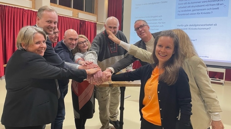 Alla politiker tog i hand på att de vill samarbeta om en gemensam vision som i stora drag bland annat ska bestämma den framtida byggtakten i Knivsta.