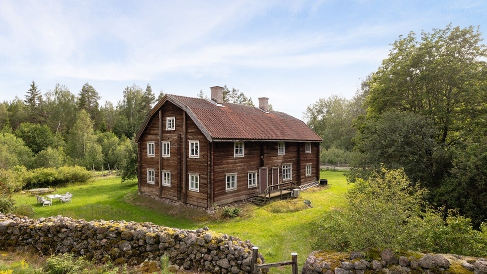 Ösjöfors handpappersbruk brann år 2005. Kvar på platsen står andra bruksbyggnader, däribland den stora mangårdsbyggnaden. Nu är fastigheten till salu.