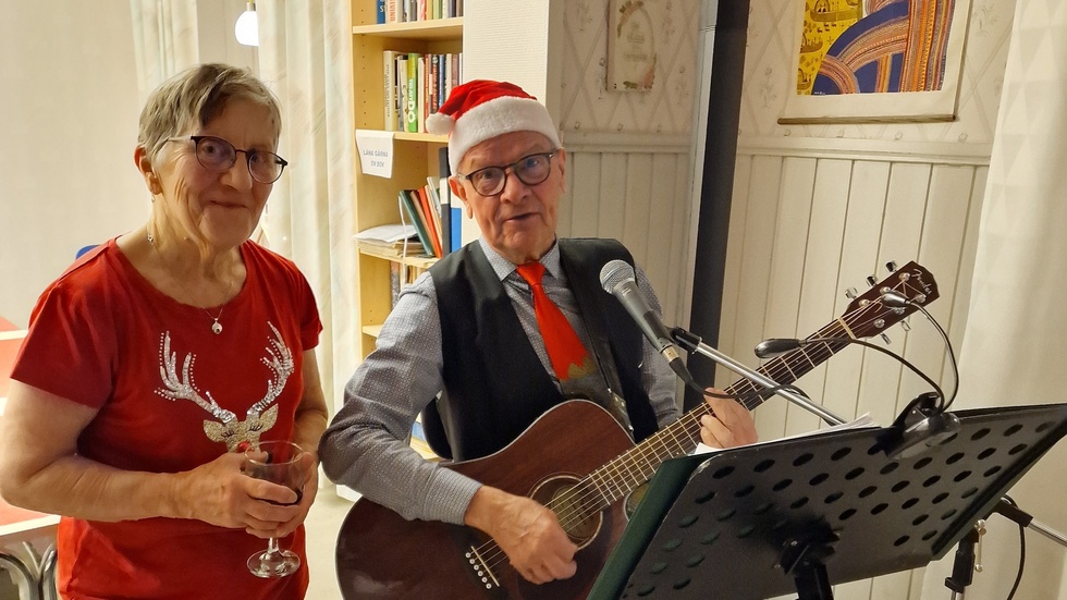 Britta M sjunger med Sten på SPF:s julfest i Gällivare.