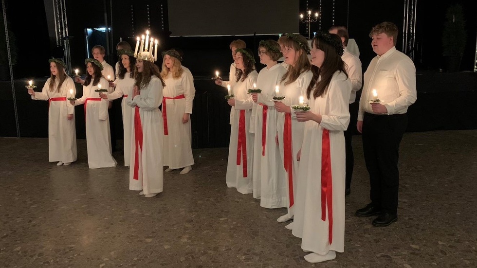 Luciakören från Framnäs folkhögskola uppträdde.