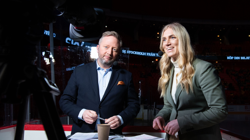TV4-experten Fredrik Söderström och programledaren Kajsa Kalméus leder studiosändningen i ACT-Hallen på fredag.