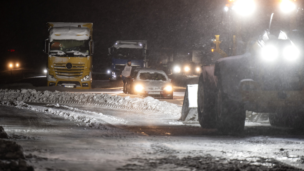 Hjullastare och bärgare på plats för att få loss bilar och lastbilar som sitter fast vid Ekerödsrasten på E22.