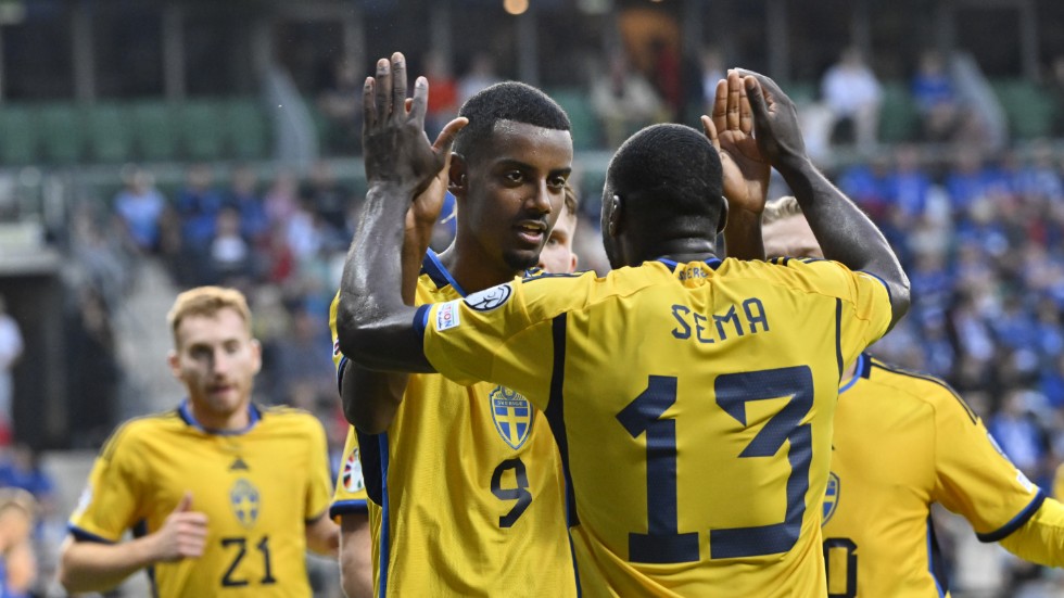 Sveriges Alexander Isak grattas av Ken Sema efter sitt 3–0-mål under lördagens EM-kvalmatch borta mot Estland. Efter den klara 5–0-seger väntar en ny viktig match för Sverige i kväll – hemma mot Österrike.