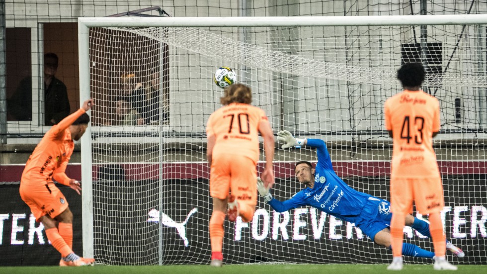 AFC:s Marcelo Palomino var stensäker när han sköt in 1-1 på straff bakom Västeråsmålvakten Anton Fagerström.