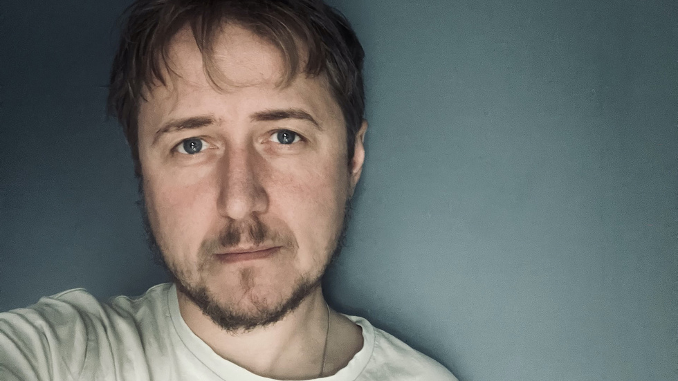 Gotlänningen Johannes Hallbom är producenten bakom ”Stalker” i SVT. Han är också musiker och har skrivit musiken till serien. ”När jag håller på med musik är jag som mest kreativ och mår som bäst. Dessutom tycker jag helheten sitter bättre ihop om man har en genomgående tanke”, säger han.