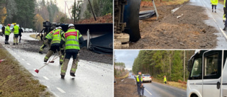 Lastbilssläp välte – jord och grus på hela vägen