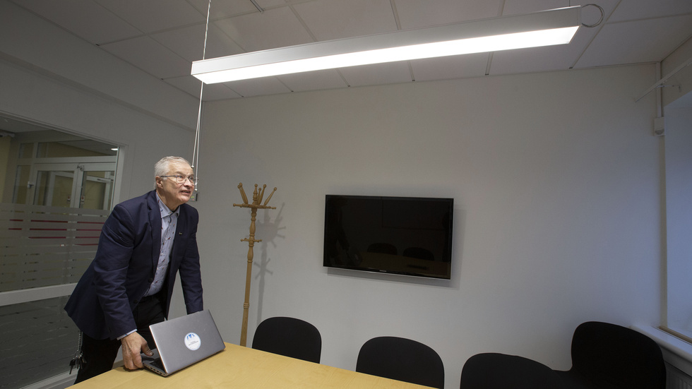 Halldo Lundgren, energiingenjör på Piteå kommun, är nöjd med de hundratals dimbara belysningsarmaturer i led som  installerats i kommunhuset.