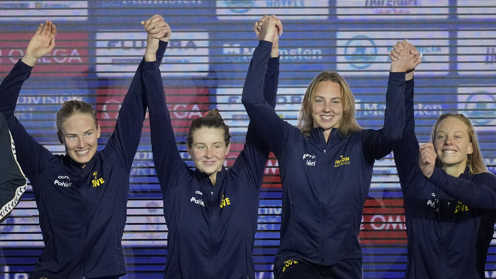 Guldkvartetten Michelle Coleman, Sophie Hansson, Sara Junevik och Louise Hansson jublar på prispallen.