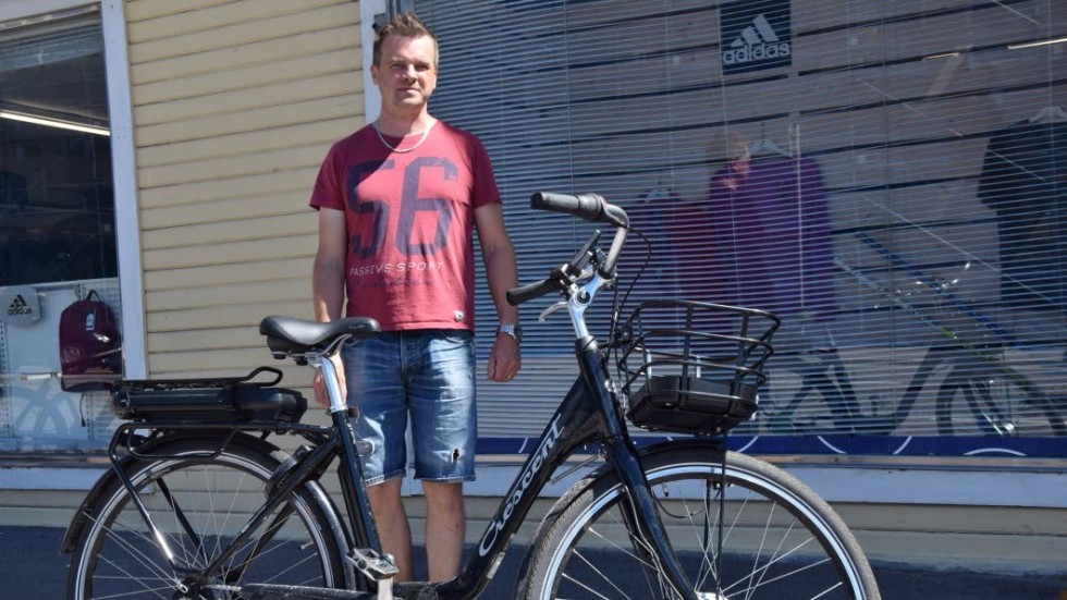 Peter Andersson, Kisa Cykel & Sport visar en av de populära elcyklarna.