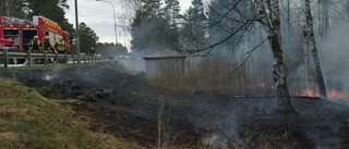 BLÅLJUS: Gräsbrand när däck exploderade