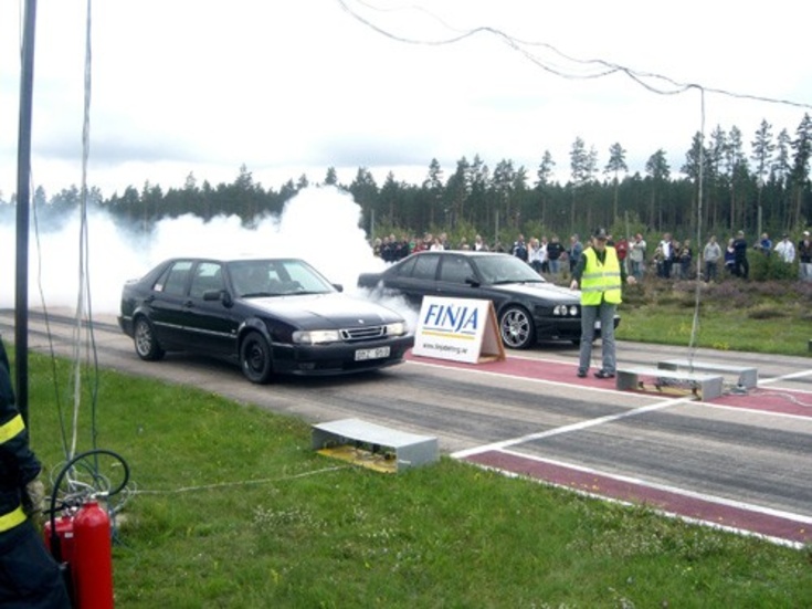 Det ryker och tjuter, både från däcken och publiken. Att bränna gummi är sporten i sporten på Hultsfred Raceway.