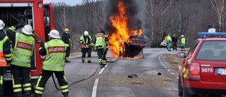 Bilen slog runt och tog eld