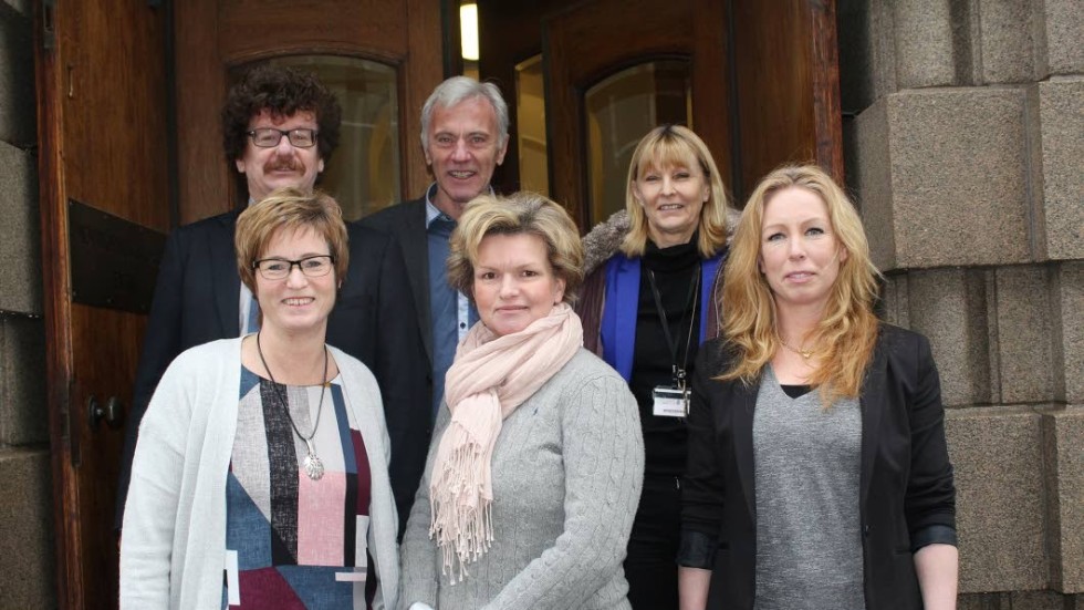 Jobbskapare. Norrköpings kommun ska inrätta 250 extra tjänster med hjälp av statliga medel. Längst bak kommunalråden Lars Stjernkvist (S), t v och Reidar Svedahl (L), och Inger Schröder, chef för Arbetsförmedlingen i Norrköping. Främre raden fr v kommunalråden Eva-Britt SJöberg (KD ) och Karin Jonsson (C) samt Pernilla Thott Ljung, chef för kommunens arbetsmarknads- och vuxenutbildningskontor.