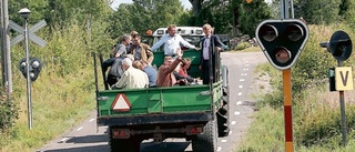 Traktorfärd med politiker genom bygden