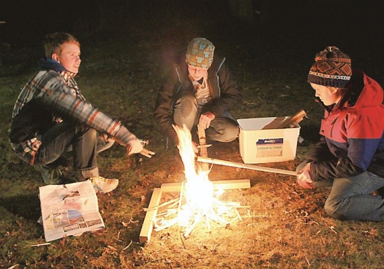 Anton Nilsson, Hannes Degerman och Isak Thellman hade inga problem att få fart på elden med hjälp av eldstål. Nästa moment var att koka upp såpvatten.