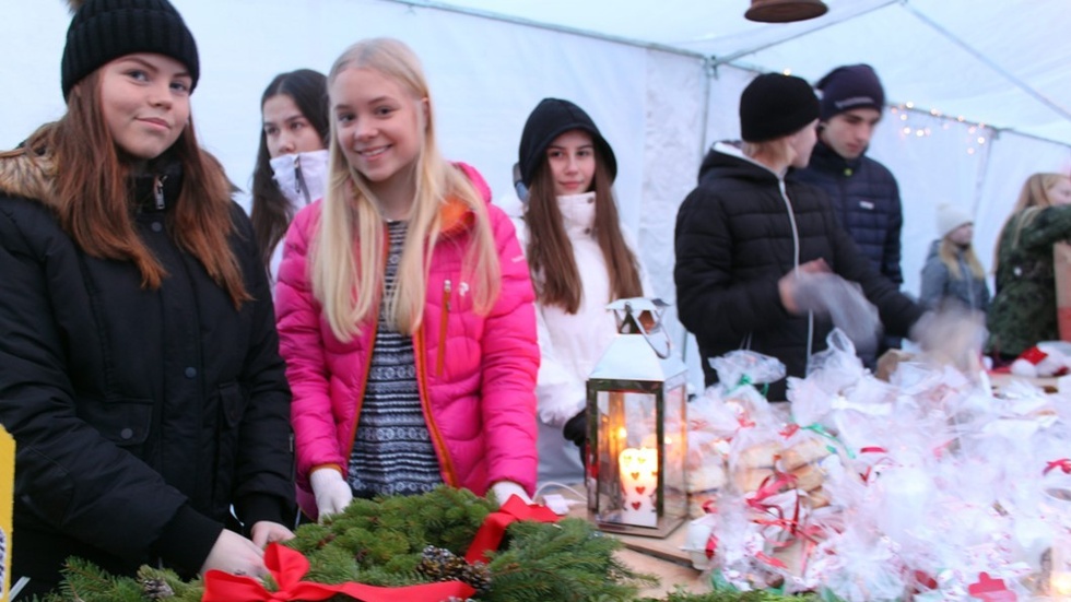 Eleverna i nian sålde julkransar och julkakor.