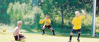 Fotboll och vattenkrig i solen