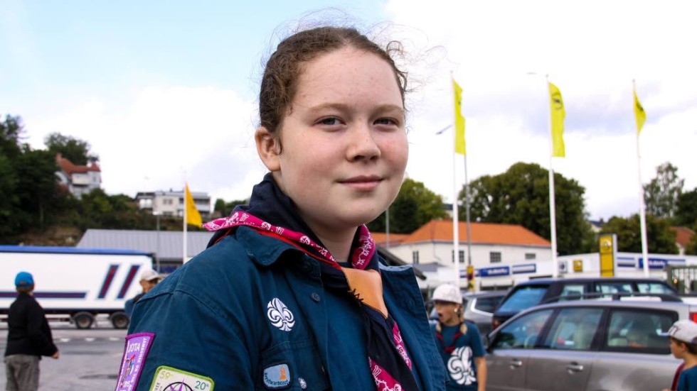 På jackärmarna har Elsa Ydringer samlat märken från tidigare läger och ansra saker hon gjort inom scouterna.