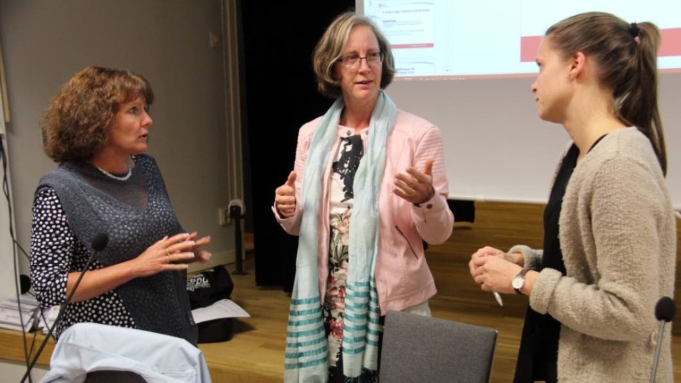 Rosie-Marie Fors, Lena Käcker Johansson och kommunsekreterare Viktoria Stangnes förbereder den nya mandatperiodens första sammanträde.