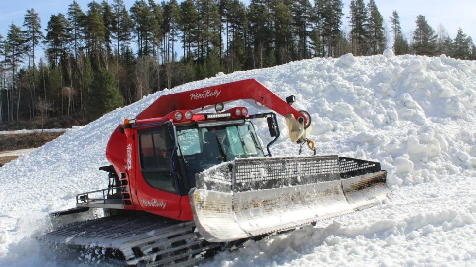 Gustav Johansson åker på nytt upp i backen för att forsla ner snö