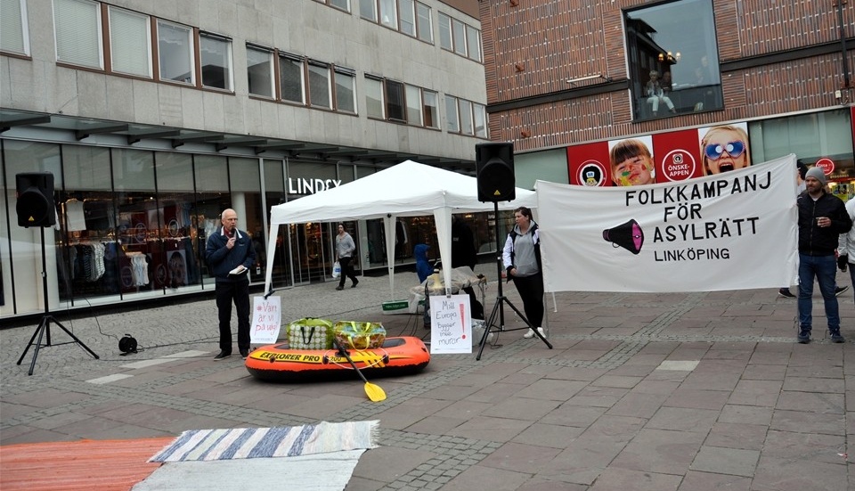 Symboliken med gummibåten går inte att ta miste på. Foto: Tommy Petterson