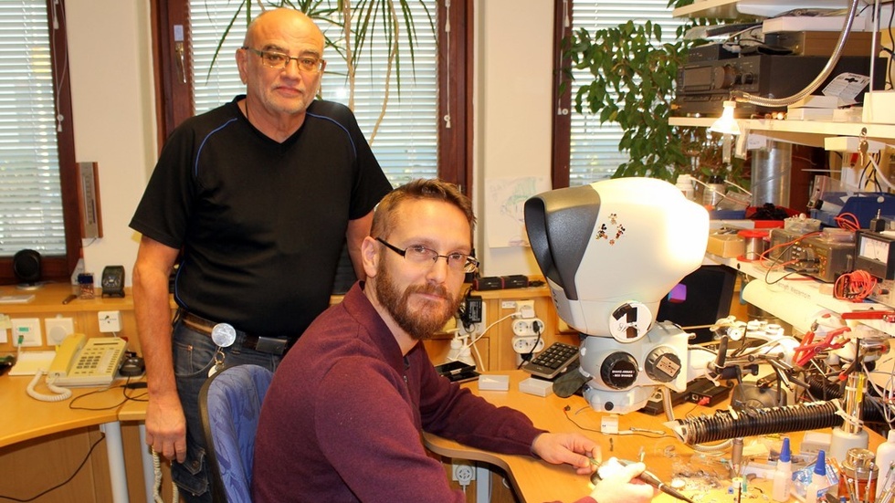 Kenneth Westerholm och Robert Klingstedt är hörselvårdsingenjörer på tekniska hörselvården i Västervik. Foto: Lena Dahlberg