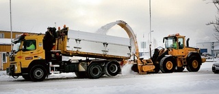 Fullt jobb med snölastning