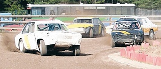 Fartfylld bilspeedway lockade folk