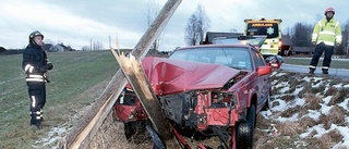 Bil knäckte telestolpe på mitten