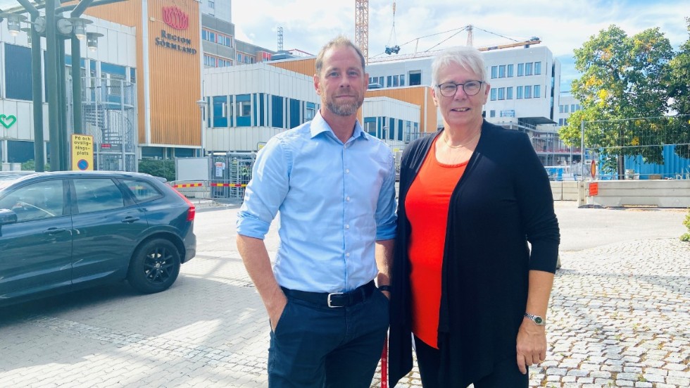 Det har inte varit så lätt att jobba med specialutbildningar för olika vårdyrkeskategorier, konstaterar länets högsta politiskt ansvariga, Monica Johansson (S), här tillsammans med regionrådet Jacob Sandgren utanför Mälarsjukhuset. "Men nu måste vi snabbt utbilda fler, för att ge personalen på akuten en dräglig arbetsmiljö."