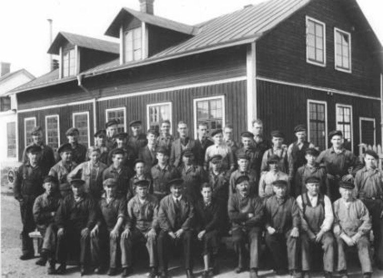 De som arbetade på Bröderna Nilssons Mekaniska Verkstad någon gång på 30-talet. Erik Nilsson, Thomas Nilssons farfar, står näst längst till höger.