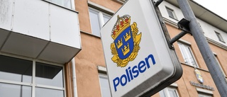 Åtalad polis får behålla jobbet