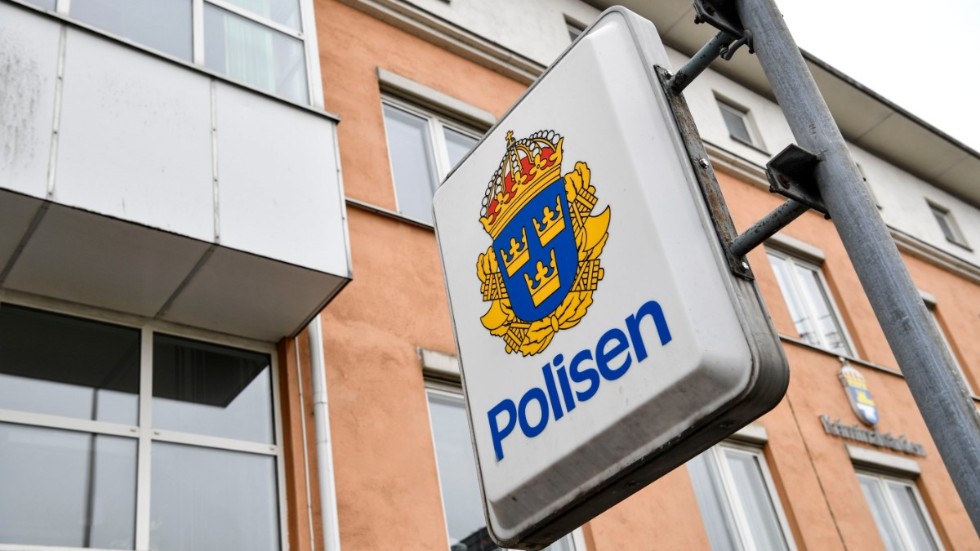 En polis som åtalats för framkallande av fara för annan får behålla jobbet även om han döms. Arkivbild.