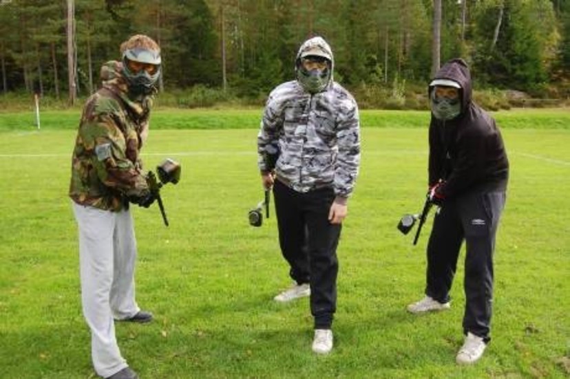 Paintballspelare i startläge. Nu gäller det att fläcka ner motståndarna så mycket och så snabbt som möjligt.