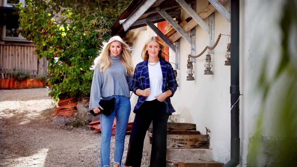 Hitta din grundstil – då är det lättare att botanisera bland höstens trender och hitta rätt. Det säger Stilstudions Ellinor Alsbro som bär jeans från Monki, tröja Noisy May, oversize clutch HM, skor privata och Marianne Holmberg klädd i jeans från HM, t-shirt Lindex, kavaj Monki och halsband med oklart märke, skor privata. Allt från Stadsmissionen.