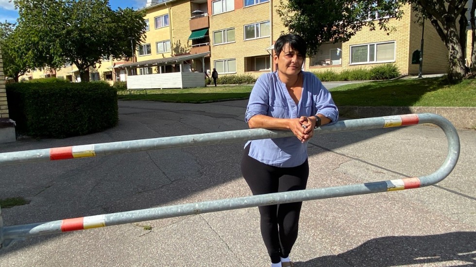 Ute på gården har Samar Sayegh och hennes 7-årige son Emanuel stått och väntat förgäves på skolskjutstaxin många gånger.