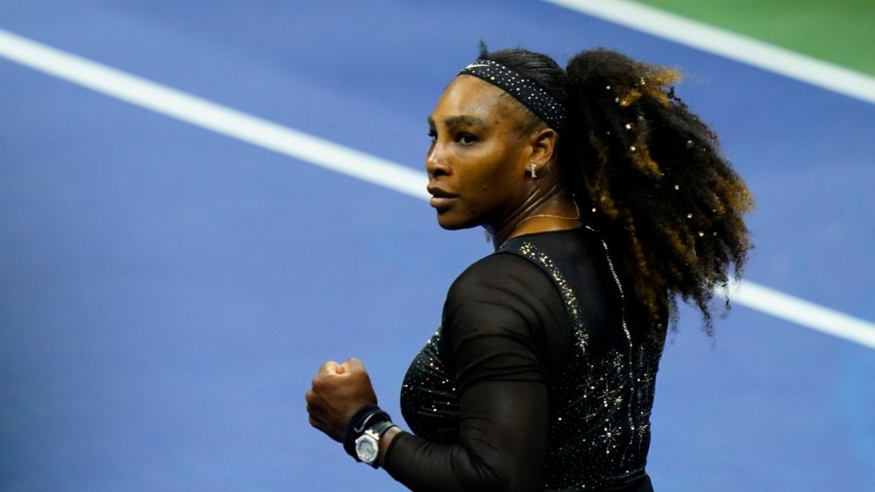 Serena Williams peppades av Tiger Woods att göra comeback. Nu är hon framme i tredje omgången i US Open.