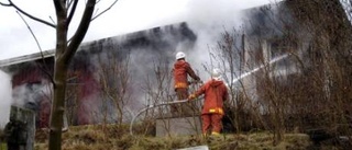 Kontor i uthus totalförstört i brand