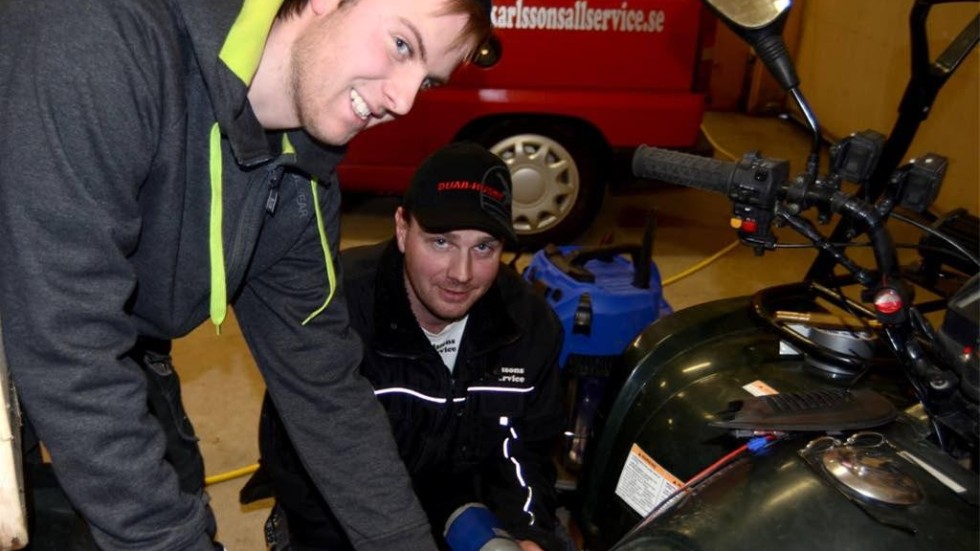 Byggnation, motorrepationer, däckförsäljning och städning är bara några av alla grenar som finns inom Karlssons Allservice. Här lagar Rickard och Leif Karlsson en fyrhjulig motorcykel.