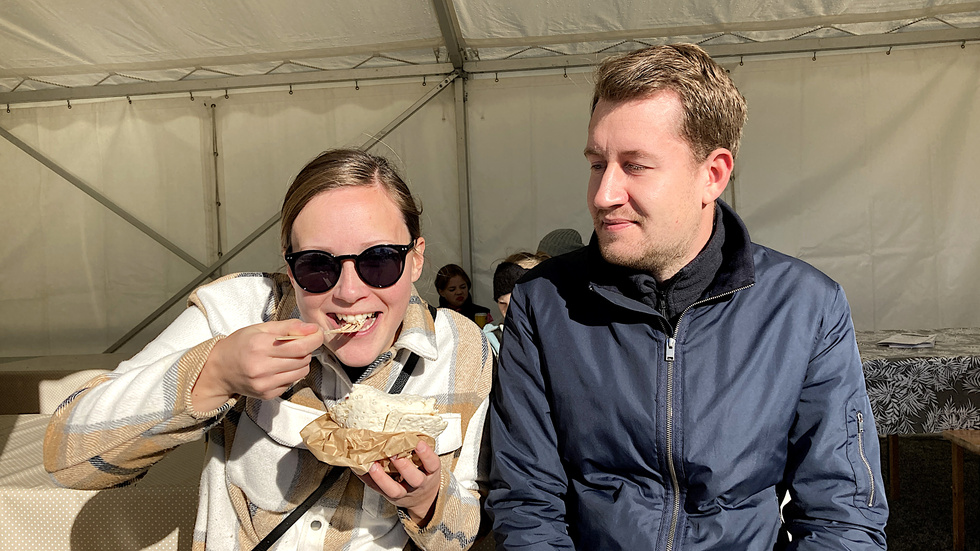 Maja Solin avnjuter sitt livs första bärstaklämma. Hon och Jimmy Ringsell bor i Kulla och är på sitt första Mickelsmäss. 