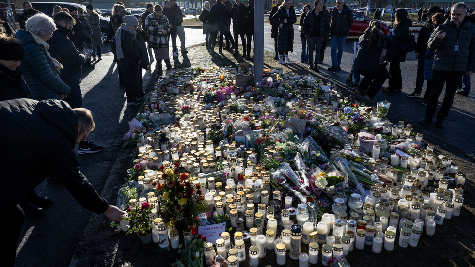 Sörjande lämnar blommor och ljus vid minnesplatsen utanför skolan efter skolskjutningen i Risbergska skolan.