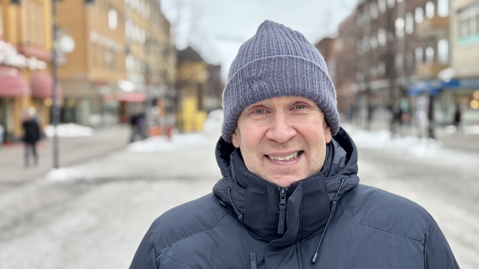 "Det ska bli roligt att börja jobba på allvar", säger hockeyettans nye sportchef Stefan "Skuggan" Nilsson.