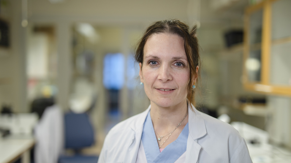 Karin Forsberg, ALS-läkare och forskare, tycker att det är outhärdligt att se på när samhället sviker så många av hennes patienter. Hon tror det saknas förståelse för hur snabbt ALS-patienter blir sämre.