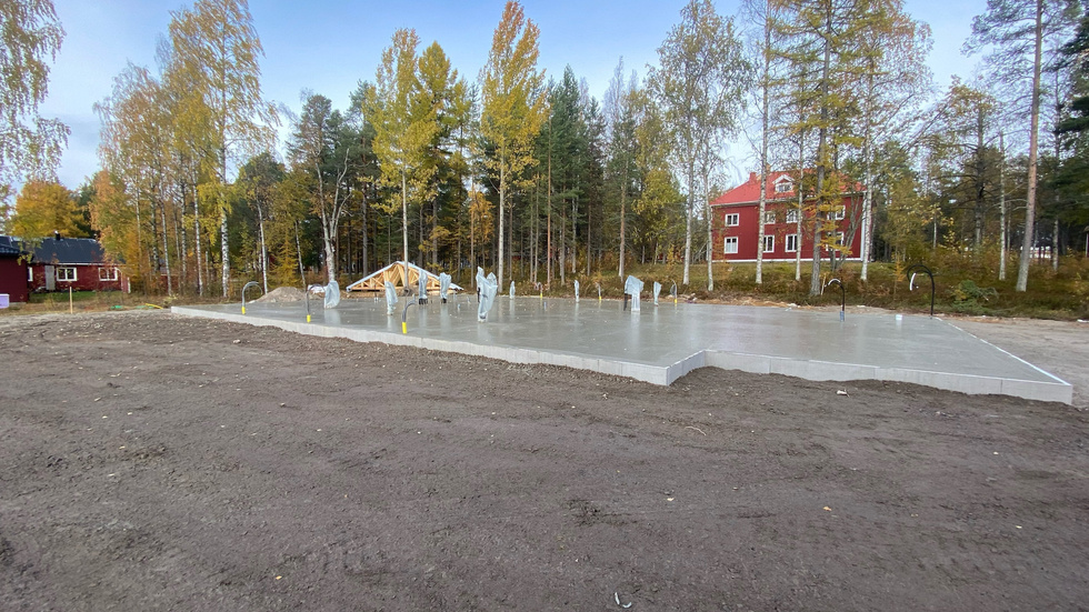 Plattan till grunden är gjord. Det är Arvidsjaur bygg och montage som kommer bygga den nya kliniken på helentreprenad. "Jag ville att den skulle ligga nära busstation eftersom många är hitresande och nära ett kafé så att medföljande chaufför kan gå dit medan man väntar", säger Jane Viklund, ägare av Inlandets tandklinik.