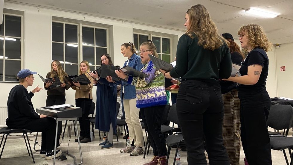 Uppsala feministkör bildades som många andra feministiska föreningar i Uppsala under feministvågen 2014. Nu fyller de 10 år.