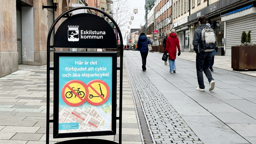 På gågatan i Eskilstuna centrum är det förbjudet att cykla och framföra elsparkcykel.