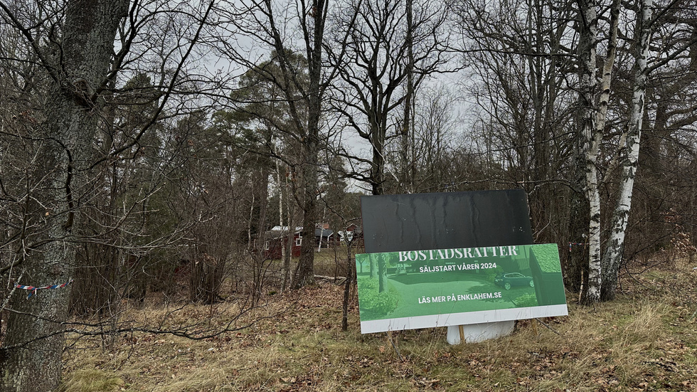 På den trasiga skylten på tomten står det "säljstart våren 2024" men än har man inte fått börja bygga på tomten. Enkla hems vd, Emanuel Vardi, menar dock att det är ett stort intresse för bostäderna.