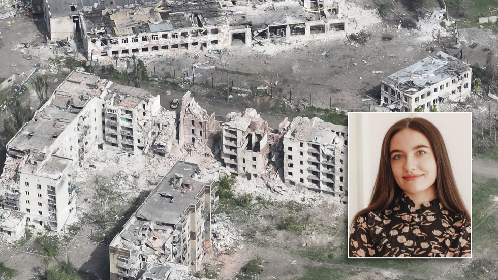 Khrystyna Hevchuk skriver om situationen för ukrainska flyktingar i Sverige. På stora bilden den av Ryssland sönderbombade ukrainska staden Tjasiv Jar.