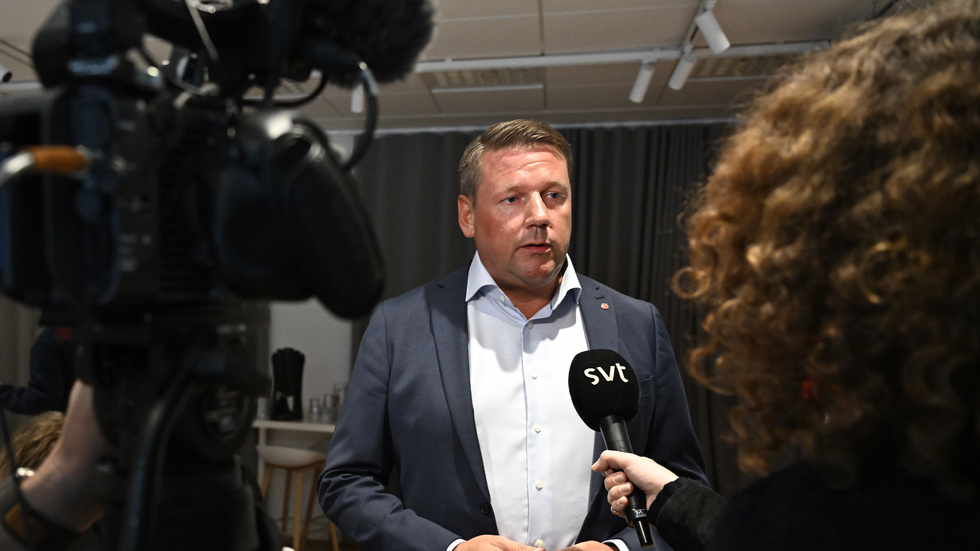 Tobias Baudin är partisekreterare för Socialdemokraterna. Han har nu ett digert hantverk framför sig. Lotteriverksamheten är gravt misskött. Finns inget att skylla på. Styrelsen för det ansvariga lotteribolaget var en meriterad del av partiet. Man drog in bra med pengar. Men att gå med vinst på förvirrade äldres bekostnad stärker inte direkt partimoralen. 